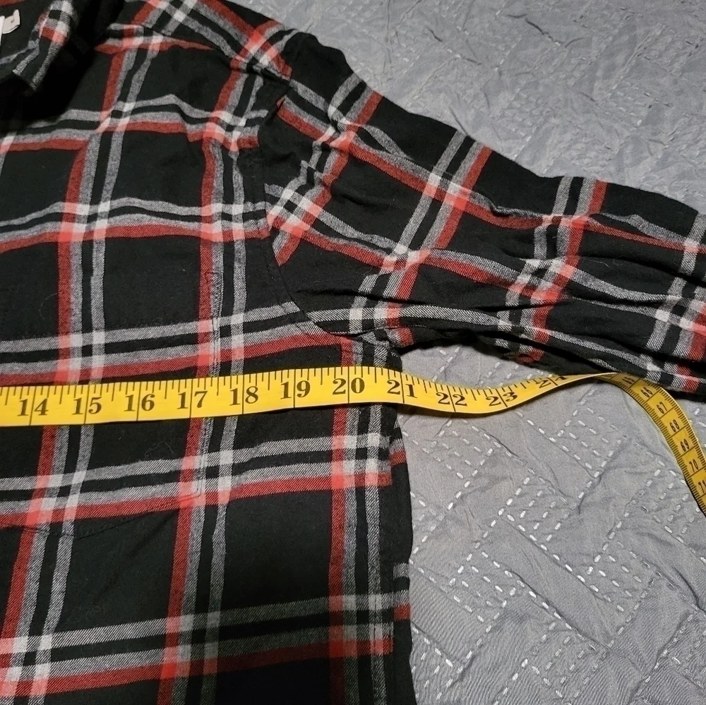 Goodfellow Long Sleeved Flannel  Button Up Black and Red Mens Medium